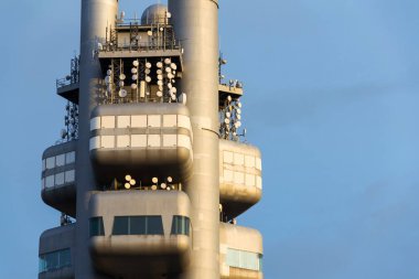 Prague, Çek Cumhuriyeti - 11 Mart 2017: Zizkov televizyon kulesi verici detay günbatımı sırasında üzerinde 11 Mart 2017 Prag, Çek Cumhuriyeti. 