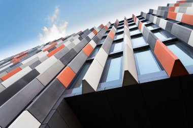 Turuncu, gri ve beyaz brise soleil Güneş Kırıcılar modern ofis güneşli günde Binası üzerinde