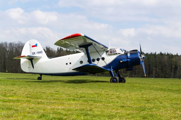 Plasy Tsjechië April Blauw Wit Antonov Gereedmaken Voor Opstijgen Vliegveld — Stockfoto