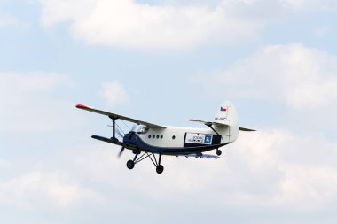 Plasy, Çek Cumhuriyeti - 30 Nisan: mavi-beyaz Antonov An-30 Nisan 2017 Plasy, Çek Cumhuriyeti için üzerinde uçan 2. 