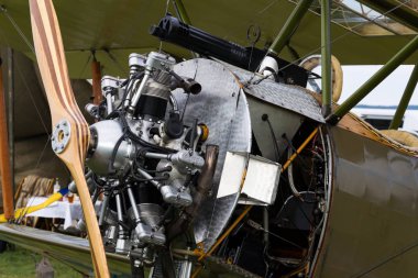 Plasy, Çek Cumhuriyeti - 30 Nisan 2017: Birinci Dünya Savaşı Sopwith Strutter yineleme İngiliz çift kanatlı uçak üzerinde 30 Nisan 2017 Plasy, Çek Cumhuriyeti için Havaalanı üzerinde duruyor. 