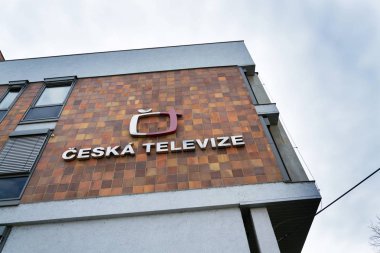 Prague, Çek Cumhuriyeti - 9 Mart 2018: Ceska televize kamu televizyon yayın yapan şirket logosuna Prag, Çek Cumhuriyeti'nde 9 Mart 2018 üzerinde bina Genel Müdürlük. 
