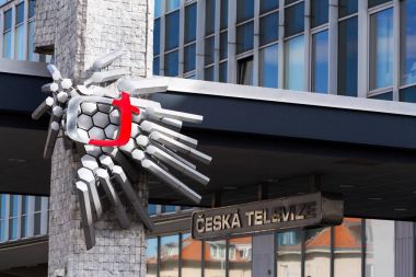 Prague, Çek Cumhuriyeti - 9 Mart 2018: Ceska televize kamu televizyon yayın yapan şirket logosuna Prag, Çek Cumhuriyeti'nde 9 Mart 2018 üzerinde bina Genel Müdürlük. 