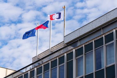 Prague, Çek Cumhuriyeti - 9 Mart 2018: Ceska televize kamu televizyon yayın yapan şirket logosuna Prag, Çek Cumhuriyeti'nde 9 Mart 2018 üzerinde bina Genel Müdürlük. 