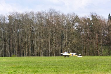 Plasy, Çek Cumhuriyeti - 30 Nisan 2017: Fokker E. III Eindecker savaş uçağı Dünya Savaşı ı. in üzerinde 30 Nisan 2017 Plasy, Çek Cumhuriyeti için Havaalanı üzerinde duruyor. 