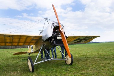 Plasy, Çek Cumhuriyeti - 30 Nisan 2017: Fokker E. III Eindecker savaş uçağı Dünya Savaşı ı. in üzerinde 30 Nisan 2017 Plasy, Çek Cumhuriyeti için Havaalanı üzerinde duruyor. 