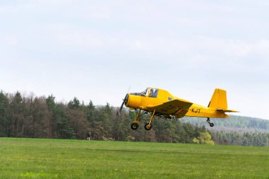 Plasy, Çek Cumhuriyeti - 30 Nisan: kırpma 30 Nisan 2017 Plasy, Çek Cumhuriyeti için üzerinde uçan silgi olarak kullanılan Zlin Z-37 Cmelak çek tarım uçak.