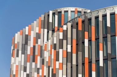 Brise soleil Güneş Kırıcılar modern ofis binası, gelecekteki iş kavramı üzerinde
