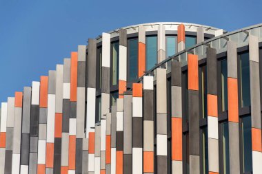 Brise soleil Güneş Kırıcılar modern ofis binası, gelecekteki iş kavramı üzerinde