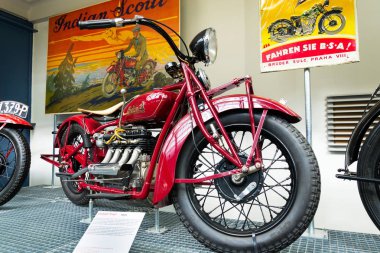 Prague, Çek Cumhuriyeti - 8 Mart 2018: Amerikan Hint dört motosiklet üzerinde 8 Mart 2018 yıl 1931 duruyor Prag, Çek Cumhuriyeti için gelen.