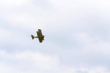 Plasy, Çek Cumhuriyeti - 30 Nisan 2017: İngiliz çift kanatlı uçak 30 Nisan 2017 Plasy, Çek Cumhuriyeti için üzerinde uçan Birinci Dünya Savaşı Sopwith Strutter çoğaltma. 