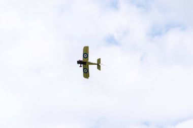 Plasy, Çek Cumhuriyeti - 30 Nisan 2017: İngiliz çift kanatlı uçak 30 Nisan 2017 Plasy, Çek Cumhuriyeti için üzerinde uçan Birinci Dünya Savaşı Sopwith Strutter çoğaltma. 