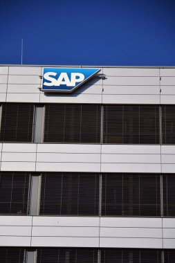 Prague, Çek Cumhuriyeti - 20 Mart 2018: Sap çok uluslu yazılım şirketi logo çek Merkez Prague, Çek Cumhuriyeti 20 Mart 2018 üzerinde bina.