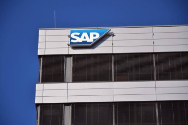 Prague, Çek Cumhuriyeti - 20 Mart 2018: Sap çok uluslu yazılım şirketi logo çek Merkez Prague, Çek Cumhuriyeti 20 Mart 2018 üzerinde bina.