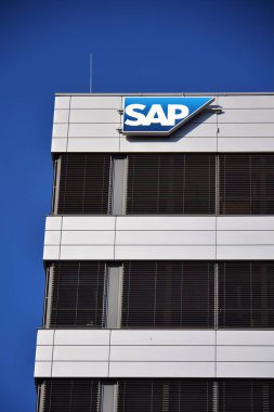 Prague, Çek Cumhuriyeti - 20 Mart 2018: Sap çok uluslu yazılım şirketi logo çek Merkez Prague, Çek Cumhuriyeti 20 Mart 2018 üzerinde bina.