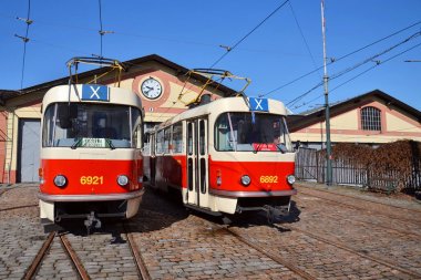 Kırmızı tramvay Tatra T3 Prag, Çek Cumhuriyeti, dünyanın en yaygın tramvaya türü