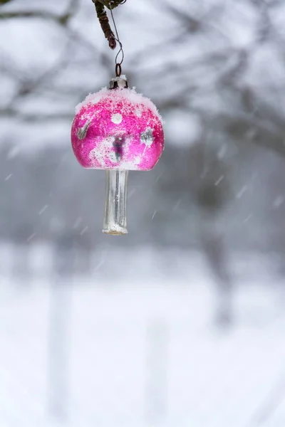 古いヴィンテージのレトロな面白いクリスマス ツリー ガラス装飾雪赤毒キノコ アウトドア冬の風景雪の落下の背景 — ストック写真