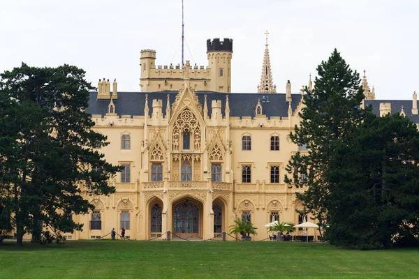 Lednice Czech Republic August Tourists Front Lednice Castle Mansion Lednice — Stock Photo, Image