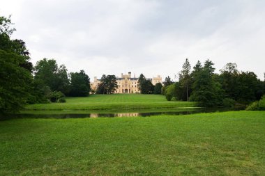 Kale gölet Lednice evinin Lednice Valtice alanında, Moravia, Çek Cumhuriyeti, yaz günü