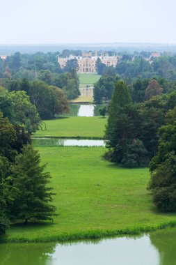 Kale gölet Lednice evinin Lednice Valtice alanında, Moravia, Çek Cumhuriyeti, yaz günü