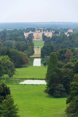 Kale gölet Lednice evinin Lednice Valtice alanında, Moravia, Çek Cumhuriyeti, yaz günü