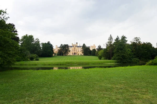 Kasteel Vijver Met Lednice Herenhuis Lednice Valtice Gebied Moravië Tsjechië — Stockfoto