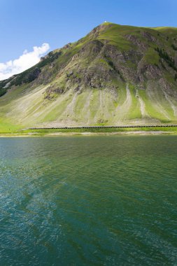 Güzel yaz yatay, Monte sloganı ve göl Livigno, İtalya