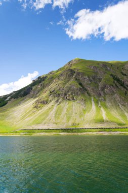 Güzel yaz yatay, Monte sloganı ve göl Livigno, İtalya