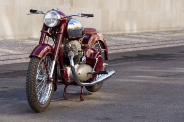 Prag, Çek Cumhuriyeti - 8 Mart 2018: Çek motosiklet Jawa 500 Ohc üzerinden yıl 1952-1958 yolda üzerinde duruyor 8 Mart 2018 Prag, Çek Cumhuriyeti.