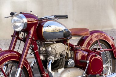 Prag, Çek Cumhuriyeti - 8 Mart 2018: Çek motosiklet Jawa 500 Ohc üzerinden yıl 1952-1958 yolda üzerinde duruyor 8 Mart 2018 Prag, Çek Cumhuriyeti.