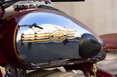 Prag, Çek Cumhuriyeti - 8 Mart 2018: Çek motosiklet Jawa 500 Ohc üzerinden yıl 1952-1958 yolda üzerinde duruyor 8 Mart 2018 Prag, Çek Cumhuriyeti.