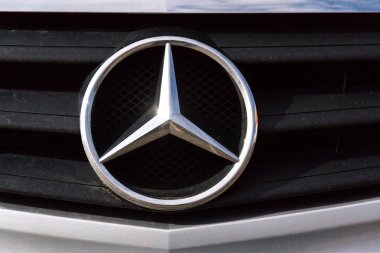 Prague, Çek Cumhuriyeti - 9 Mart 2018: Mercedes-Benz logosu beyaz araba 9 Mart 2018 Prag, Çek Cumhuriyeti.