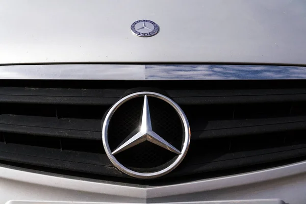 Prag Tjeckien Mars 2018 Mercedes Benz Logo Vit Bil Mars — Stockfoto