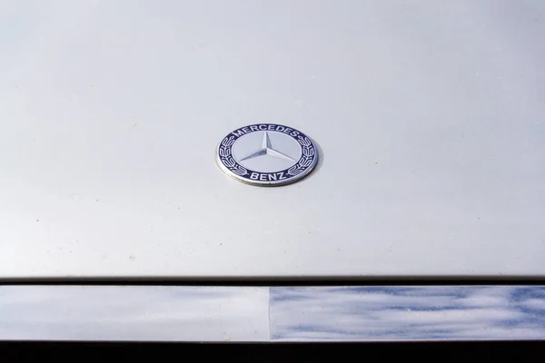 Πράγα Τσεχική Δημοκρατία Μάρτιος 2018 Mercedes Benz Λογότυπο Λευκό Αυτοκίνητο — Φωτογραφία Αρχείου