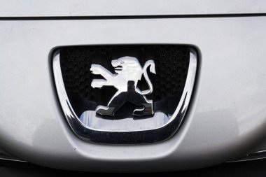 Prague, Çek Cumhuriyeti - 9 Mart 2018: Peugeot şirketi logosuna gümüş renkli araba Prag, Çek Cumhuriyeti için 9 Mart 2018 üzerinde.