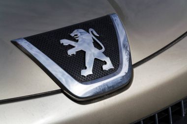 Prague, Çek Cumhuriyeti - 9 Mart 2018: Peugeot şirketi logosuna gümüş renkli araba Prag, Çek Cumhuriyeti için 9 Mart 2018 üzerinde.