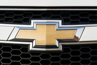 Prague, Çek Cumhuriyeti - 25 Mart 2018: Chevrolet bölümü genel motorlar şirket logosu üzerinde 25 Mart 2018 gümüş araba Prag, Çek Cumhuriyeti.