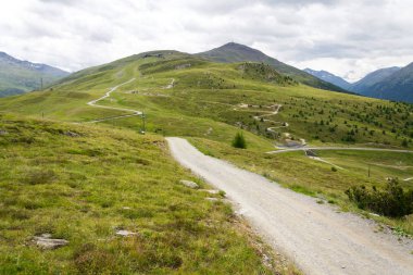 Bikepark Mottolino ve arka plan, Livigno, İtalya, bulutlu gün Monte della Neve dağda, yaz yatay