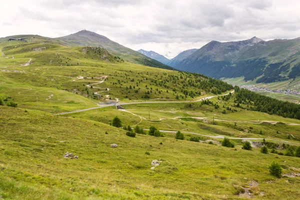 バイクパーク モットリノと背景 リヴィーニョ イタリア 曇りの日でモンテ デッラ ネーヴェ山の夏の風景 — ストック写真