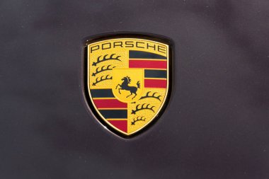 Prague, Çek Cumhuriyeti - 29 Mart 2018: Porsche Otomotiv şirketi logosuna araba kaporta üzerinde üzerinde 29 Mart 2018 Prag, Çek Cumhuriyeti. Porsche pasaport, lüks arabalar abonelik hizmeti şirket için genç sürücüler çekiyor.