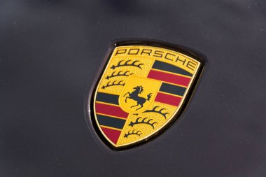 Prague, Çek Cumhuriyeti - 29 Mart 2018: Porsche Otomotiv şirketi logosuna araba kaporta üzerinde üzerinde 29 Mart 2018 Prag, Çek Cumhuriyeti. Porsche pasaport, lüks arabalar abonelik hizmeti şirket için genç sürücüler çekiyor.