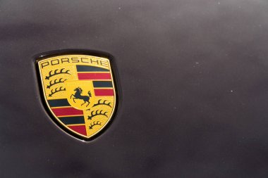 Prague, Çek Cumhuriyeti - 29 Mart 2018: Porsche Otomotiv şirketi logosuna araba kaporta üzerinde üzerinde 29 Mart 2018 Prag, Çek Cumhuriyeti. Porsche pasaport, lüks arabalar abonelik hizmeti şirket için genç sürücüler çekiyor.