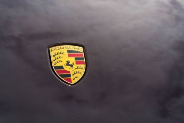 Prague, Çek Cumhuriyeti - 29 Mart 2018: Porsche Otomotiv şirketi logosuna araba kaporta üzerinde üzerinde 29 Mart 2018 Prag, Çek Cumhuriyeti. Porsche pasaport, lüks arabalar abonelik hizmeti şirket için genç sürücüler çekiyor.