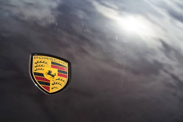 Praga Republika Czeska 2018 Marca Porsche Firma Motoryzacyjna Logo Maski — Zdjęcie stockowe