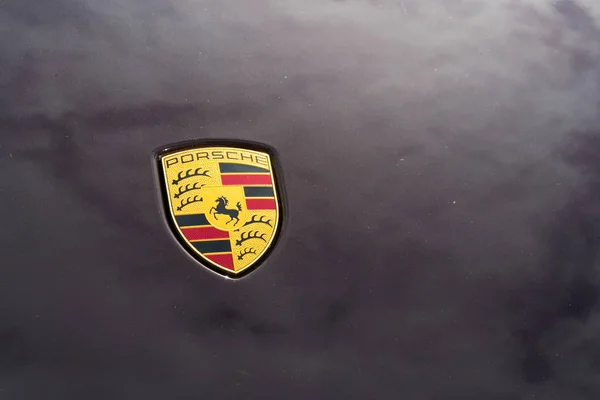 Praga Republika Czeska 2018 Marca Porsche Firma Motoryzacyjna Logo Maski — Zdjęcie stockowe