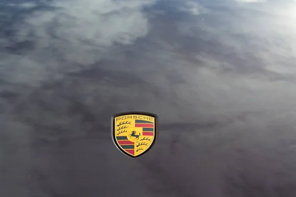 Praga Republika Czeska 2018 Marca Porsche Firma Motoryzacyjna Logo Maski — Zdjęcie stockowe