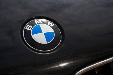 Prague, Çek Cumhuriyeti - 29 Mart 2018: Bmw Otomotiv şirketi logosuna araba kaporta üzerinde üzerinde 29 Mart 2018 Prag, Çek Cumhuriyeti.