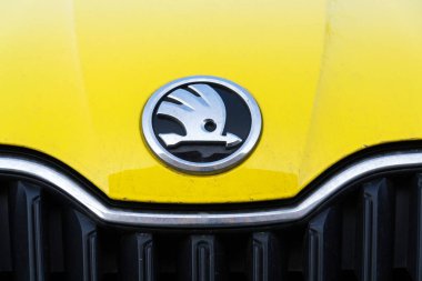Prague, Çek Cumhuriyeti - 25 Mart 2018: Skoda Auto otomobil üreticisi Volkswagen grup şirket logosu sarı kirli araba Prag, Çek Cumhuriyeti için üzerinde 25 Mart 2018 üzerinden.