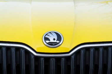 Prague, Çek Cumhuriyeti - 25 Mart 2018: Skoda Auto otomobil üreticisi Volkswagen grup şirket logosu sarı kirli araba Prag, Çek Cumhuriyeti için üzerinde 25 Mart 2018 üzerinden.