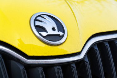 Prague, Çek Cumhuriyeti - 25 Mart 2018: Skoda Auto otomobil üreticisi Volkswagen grup şirket logosu sarı kirli araba Prag, Çek Cumhuriyeti için üzerinde 25 Mart 2018 üzerinden.